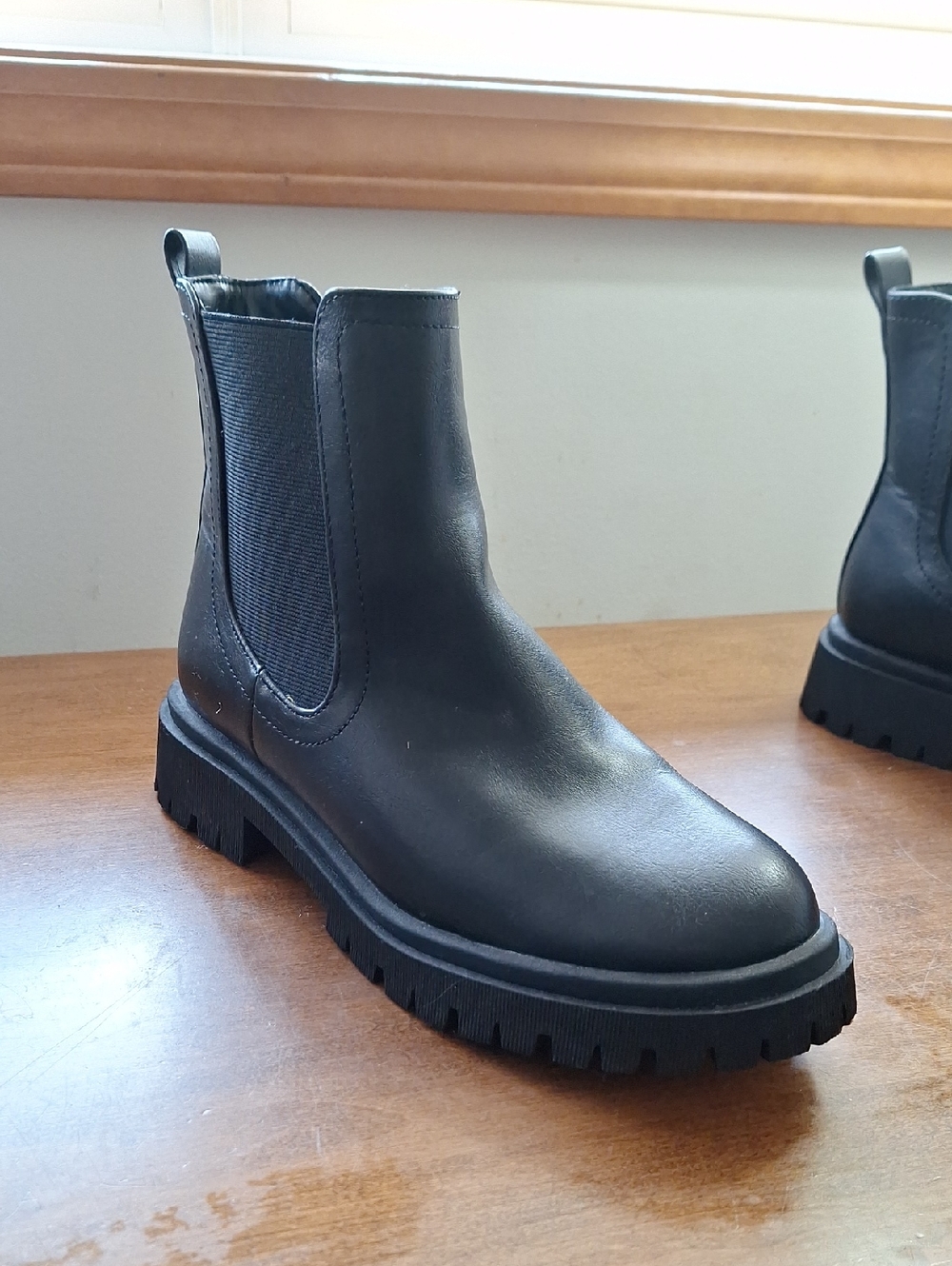 Old Navy Black Womens Chukka Lug Boots
